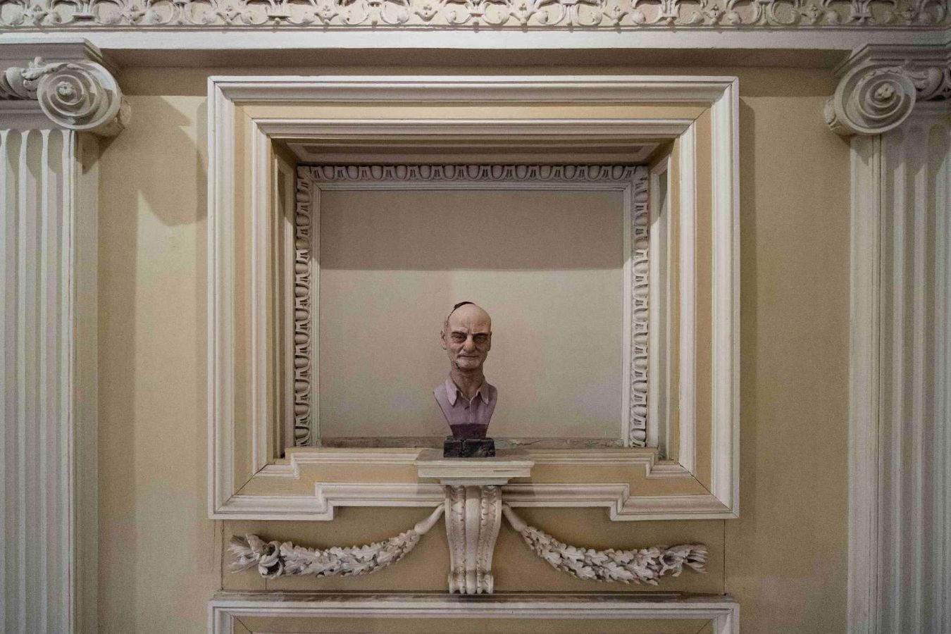 Li Zhanyang modellierte Uli Siggs Kopf als Büste.